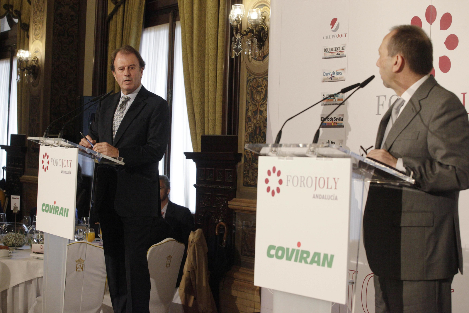 Ignacio Osborne, presidente del Foro de Marcas Renombradas Españolas, durante el coloquio con José Antonio Carrizosa, director de ‘Diario de Sevilla’.