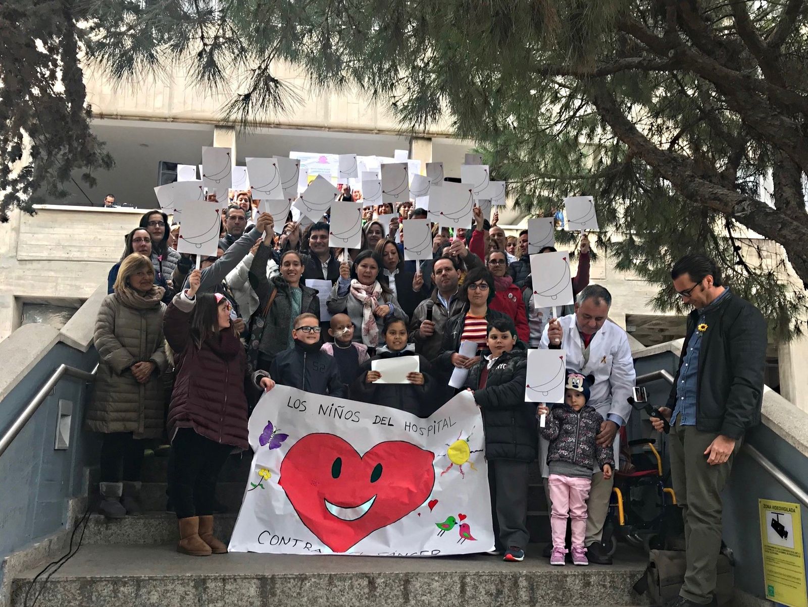 Enfermos oncológicos, ayer en un acto en el Hospital Materno Infantil