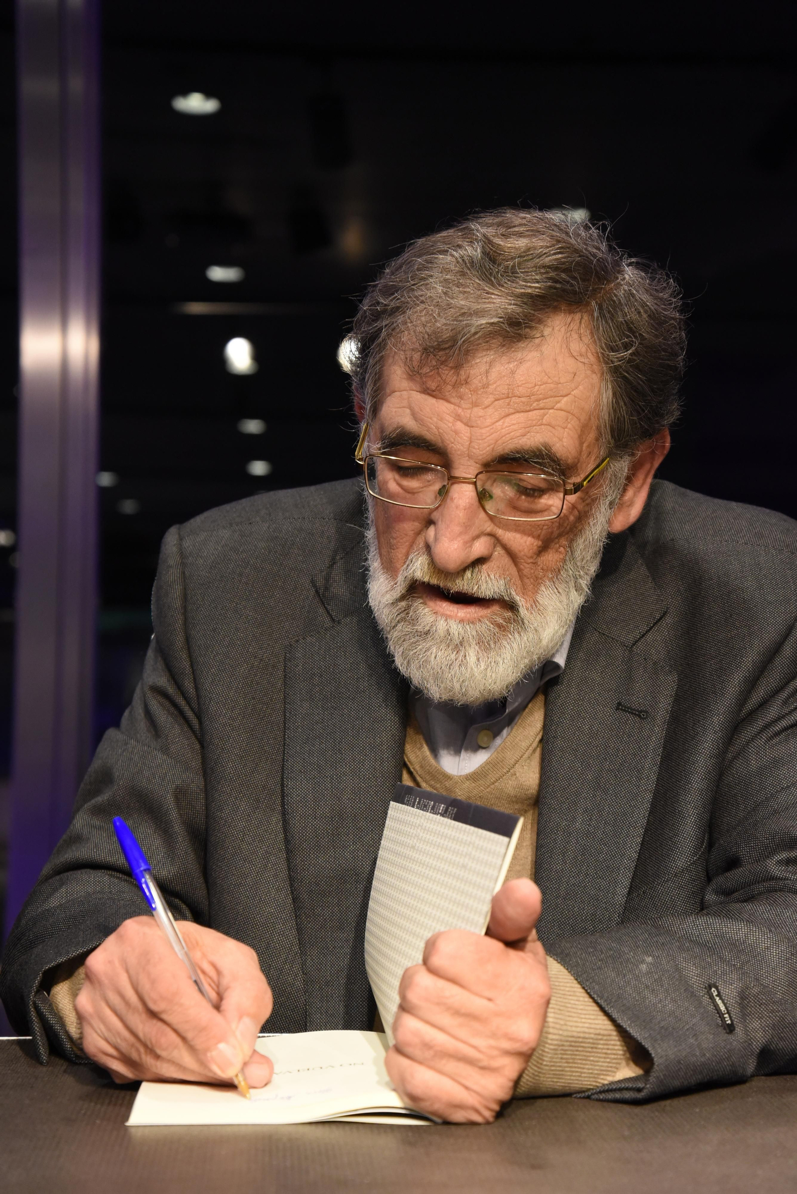 Antonio Jiménez Casero, en la firma de uno de sus títulos publicados.