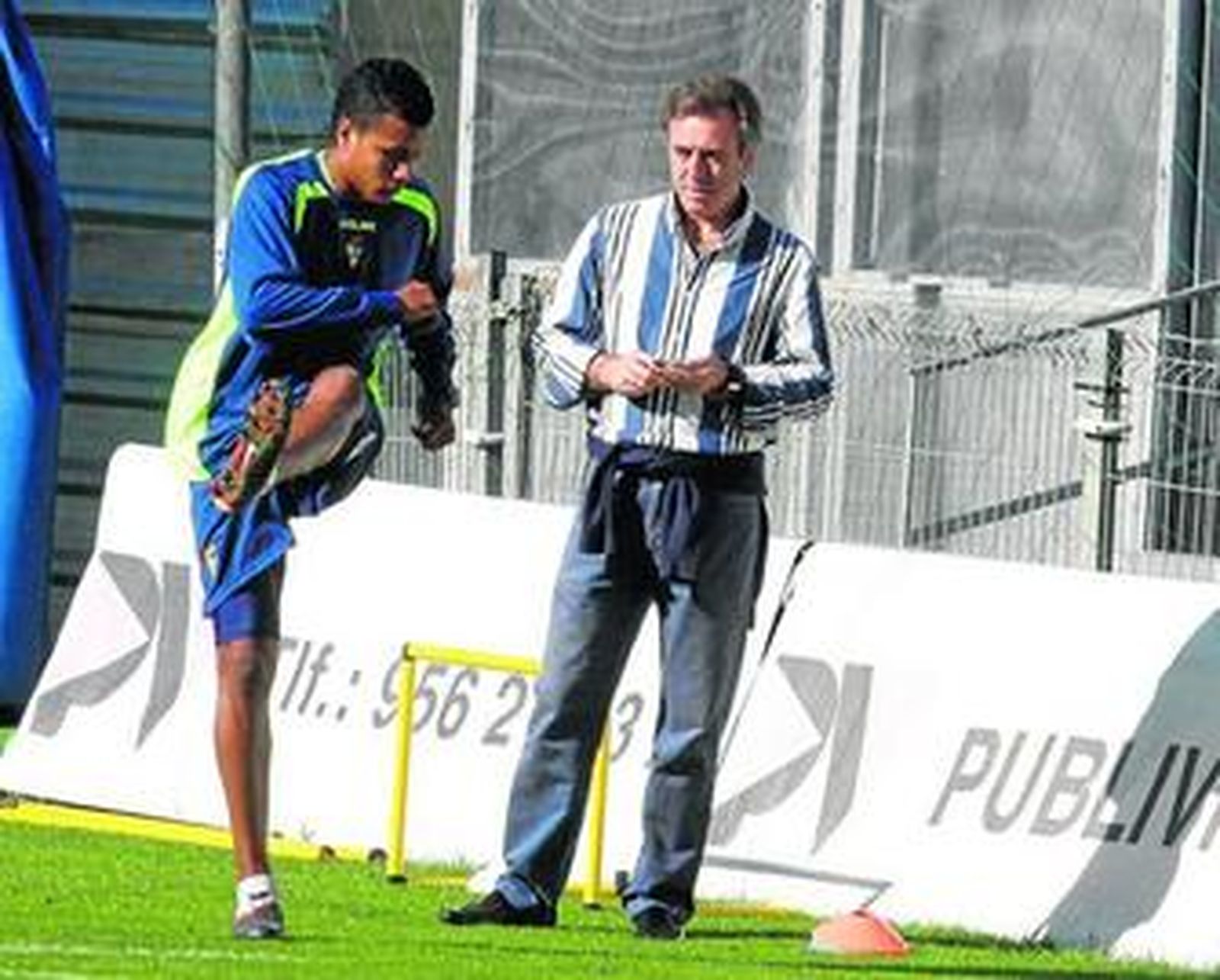 El médico del club, Fernández Cubero, muy atento ayer a los ejercicios de Murillo una vez que le aparecieron las molestias.