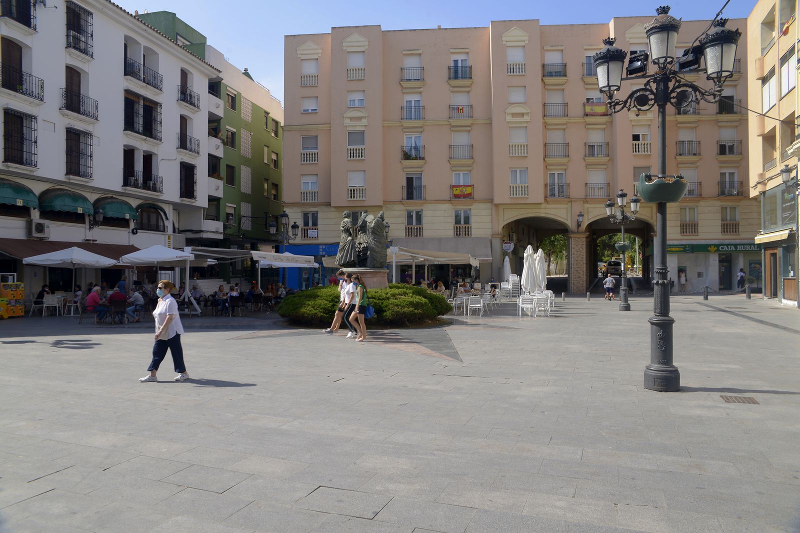 Imágenes del primer día de obligatoriedad de las mascarillas en La Linea.