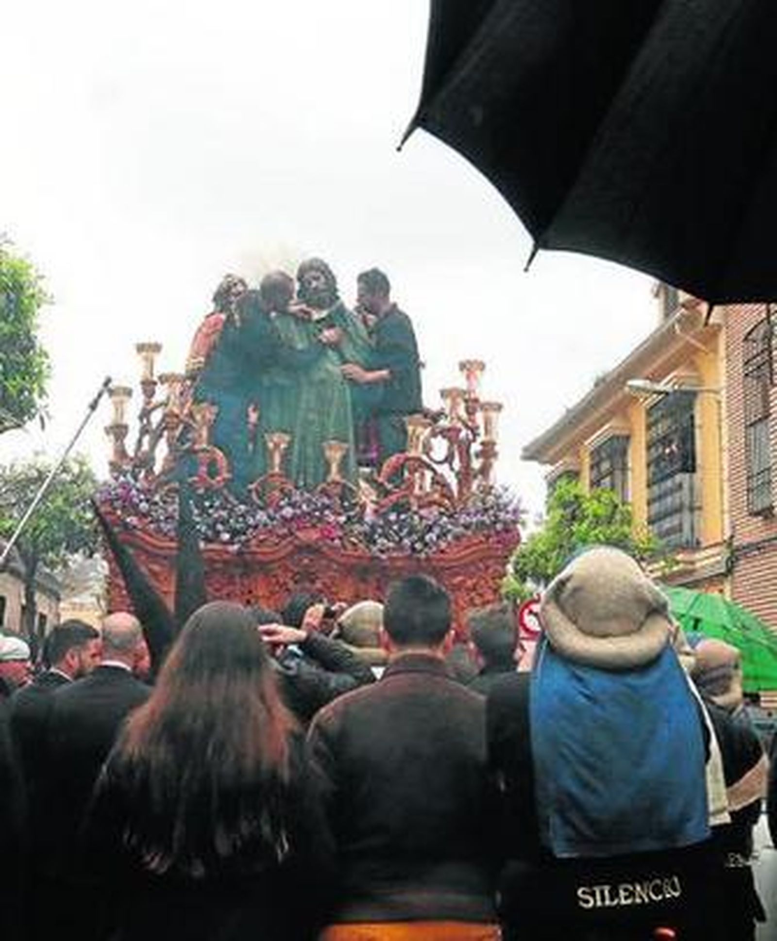 Hermanos cubren a Nuestro Padre Jesús del Silencio.