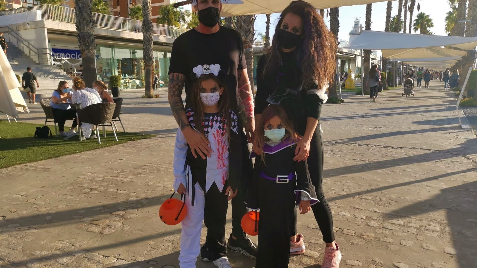 Antonio e Ivania juegan con sus niñas al 'Truco o trato'.