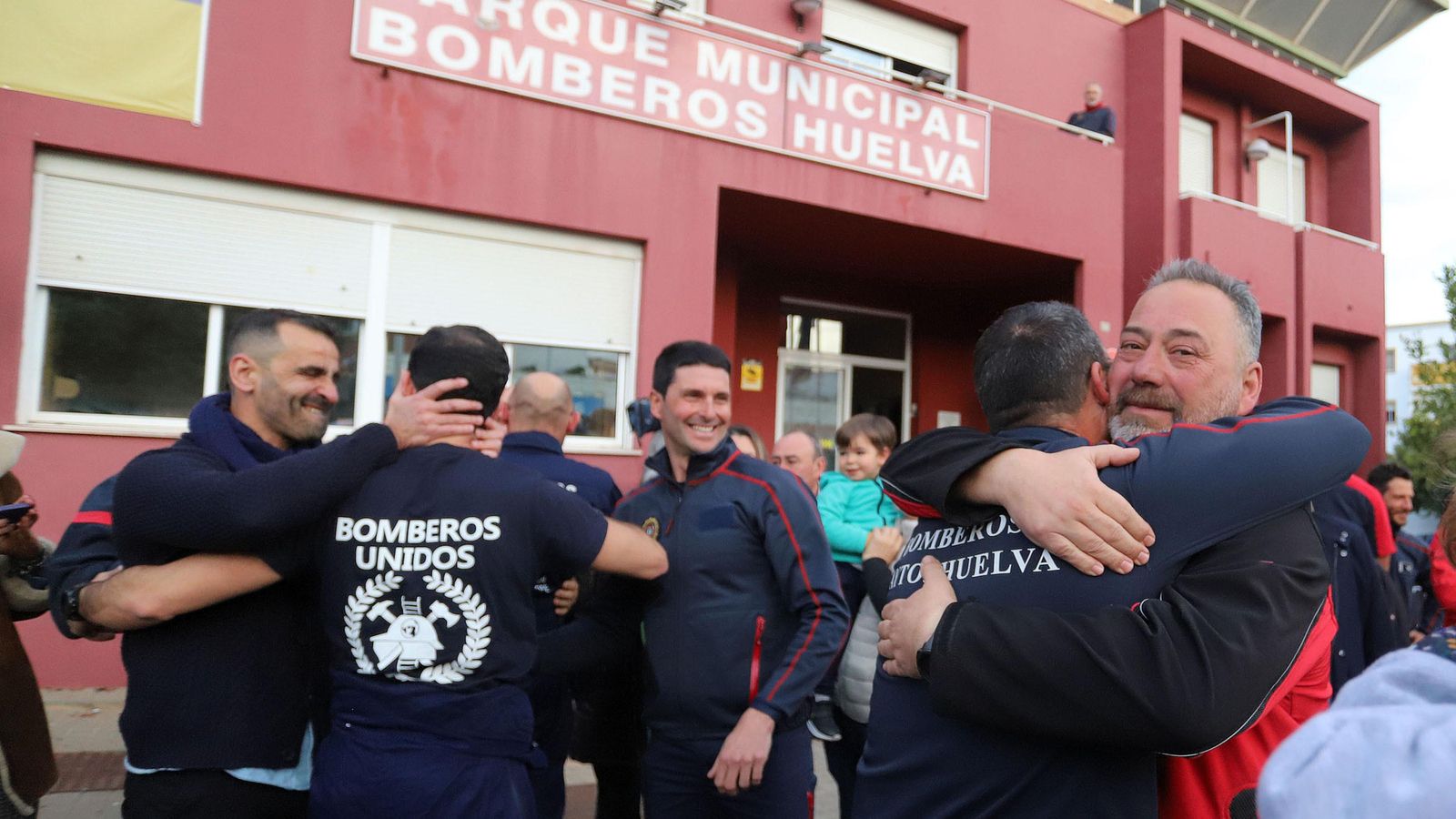 Imágenes del emotivo regreso de los Bomberos de Huelva tras sus labores de rescate en Turquía