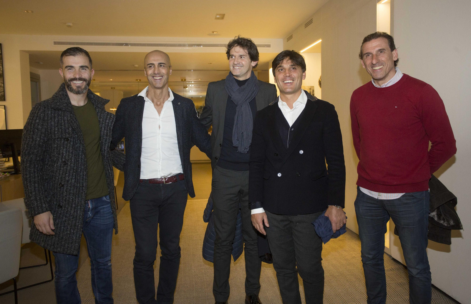 Vincenzo Montella, acompañado de Óscar Arias y de tres miembros de su cuerpo técnico: Enzo Maresca, Nicola Caccia y Daniele Russo.