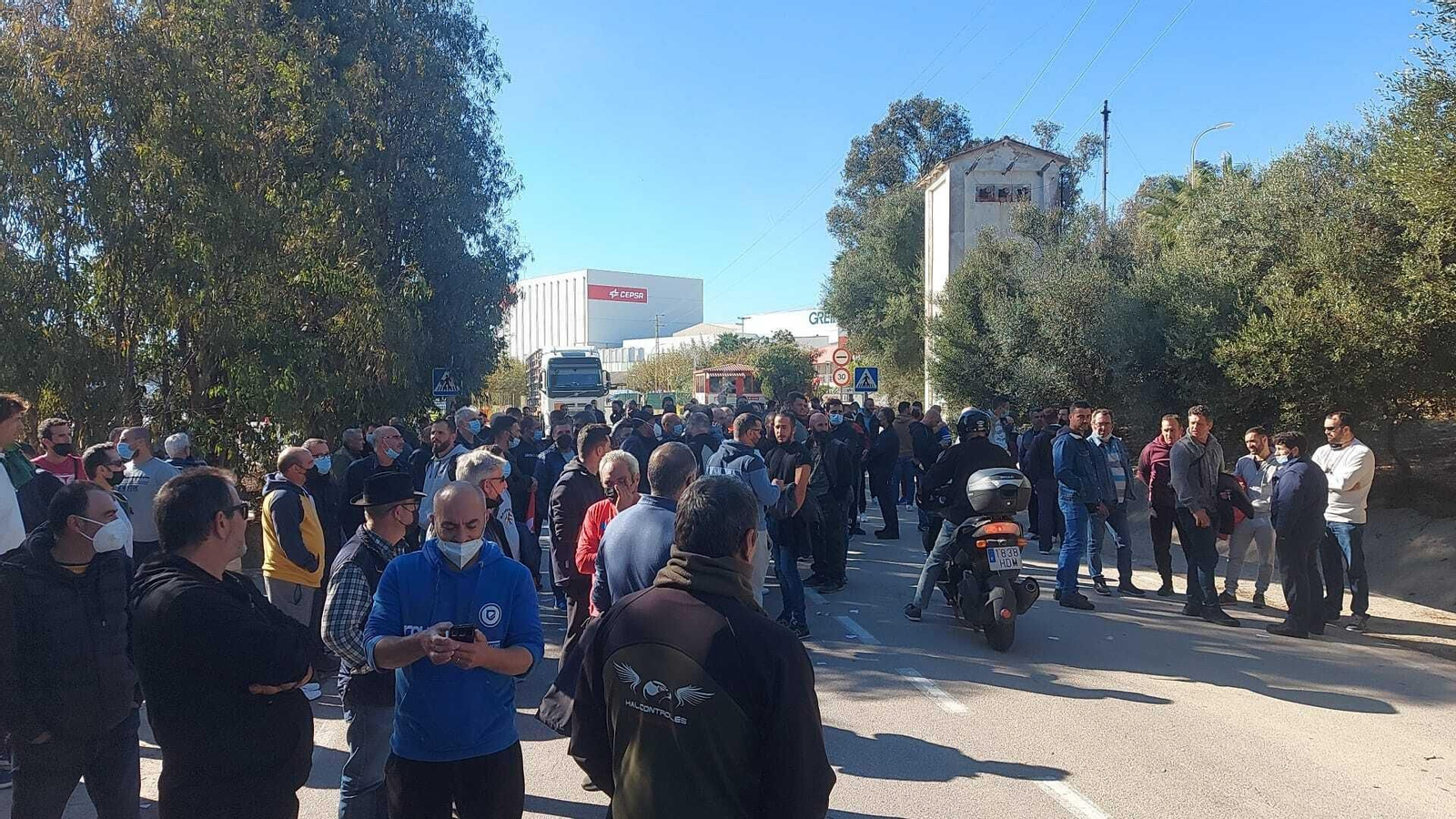 Piquetes en el acceso a la zona industrial de Puente Mayorga.