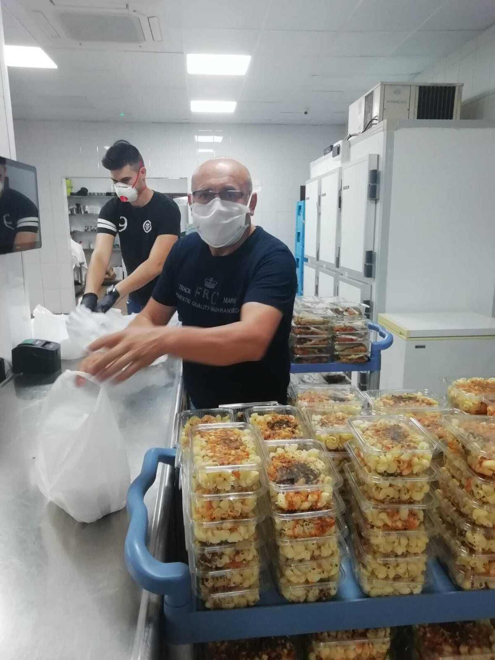 Preparación de menús en Casa Rafael para llevar a Cruz Roja