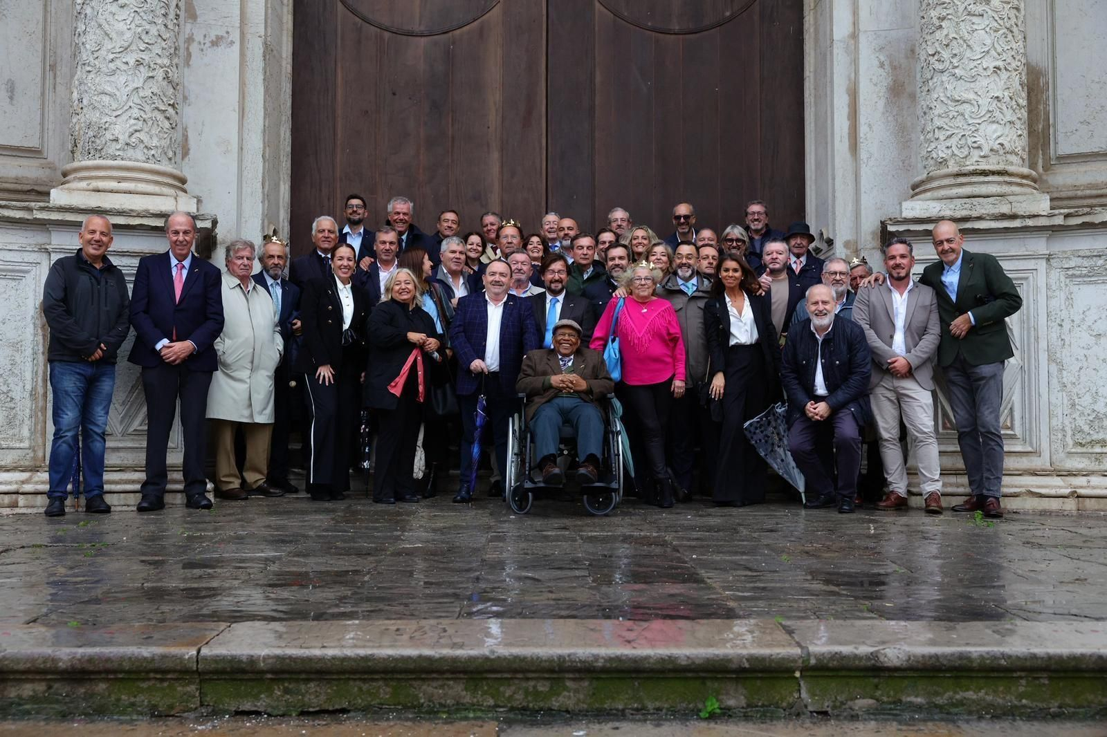 Miembros de la Asociación Reyes Magos de Cádiz, con los integrantes del nuevo Cortejo Real 2026, en la tradicional foto en las escaleras de la Catedral de la capital gaditana.