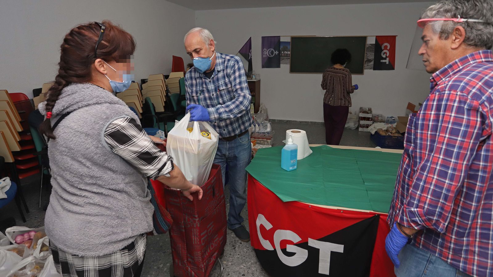 Reparto de alimentos del colectivo 'Solidarios frente al COVID-19'