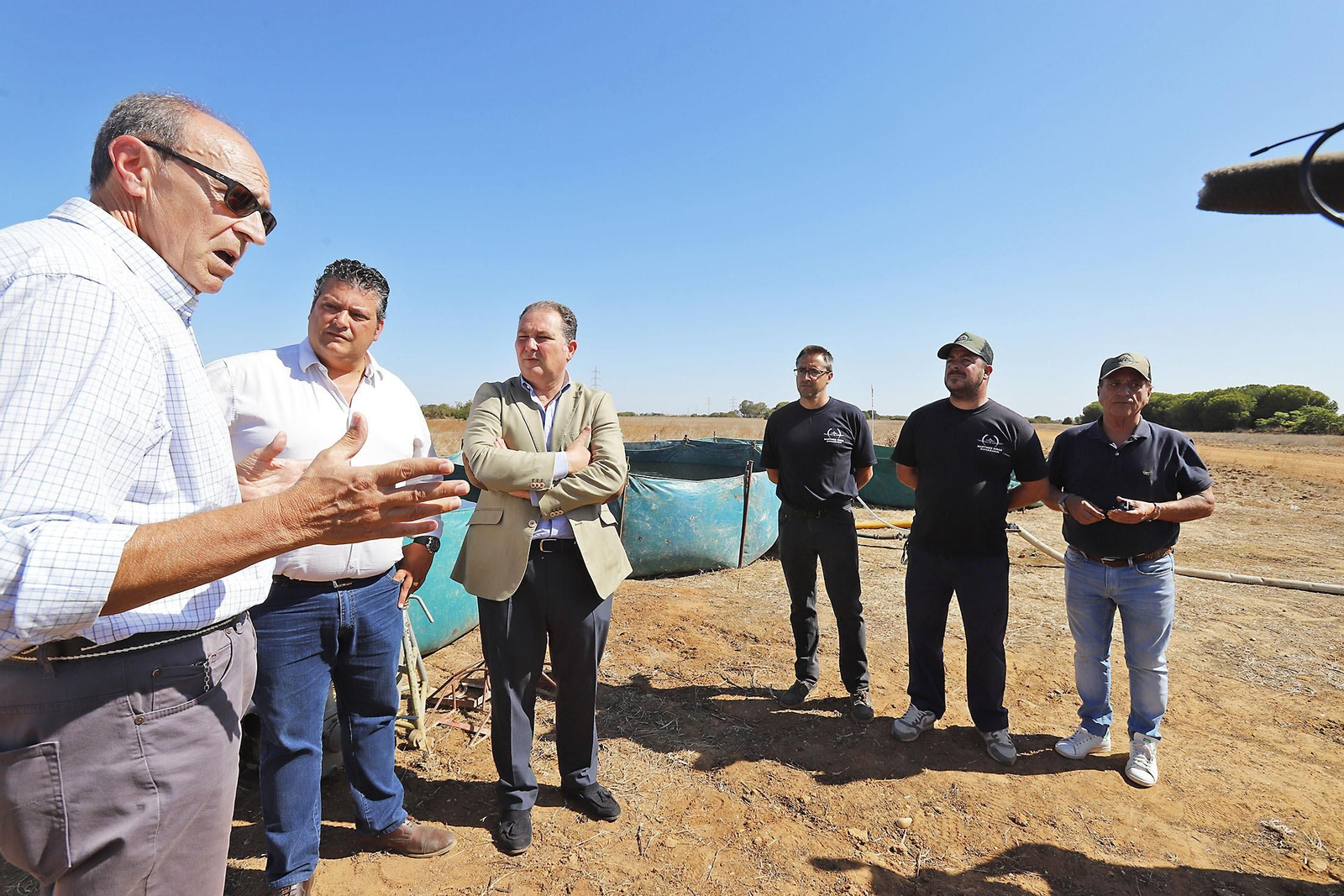 Imágenes del vuelo demostrativo de los medios aéreos del servicio de control de mosquitos