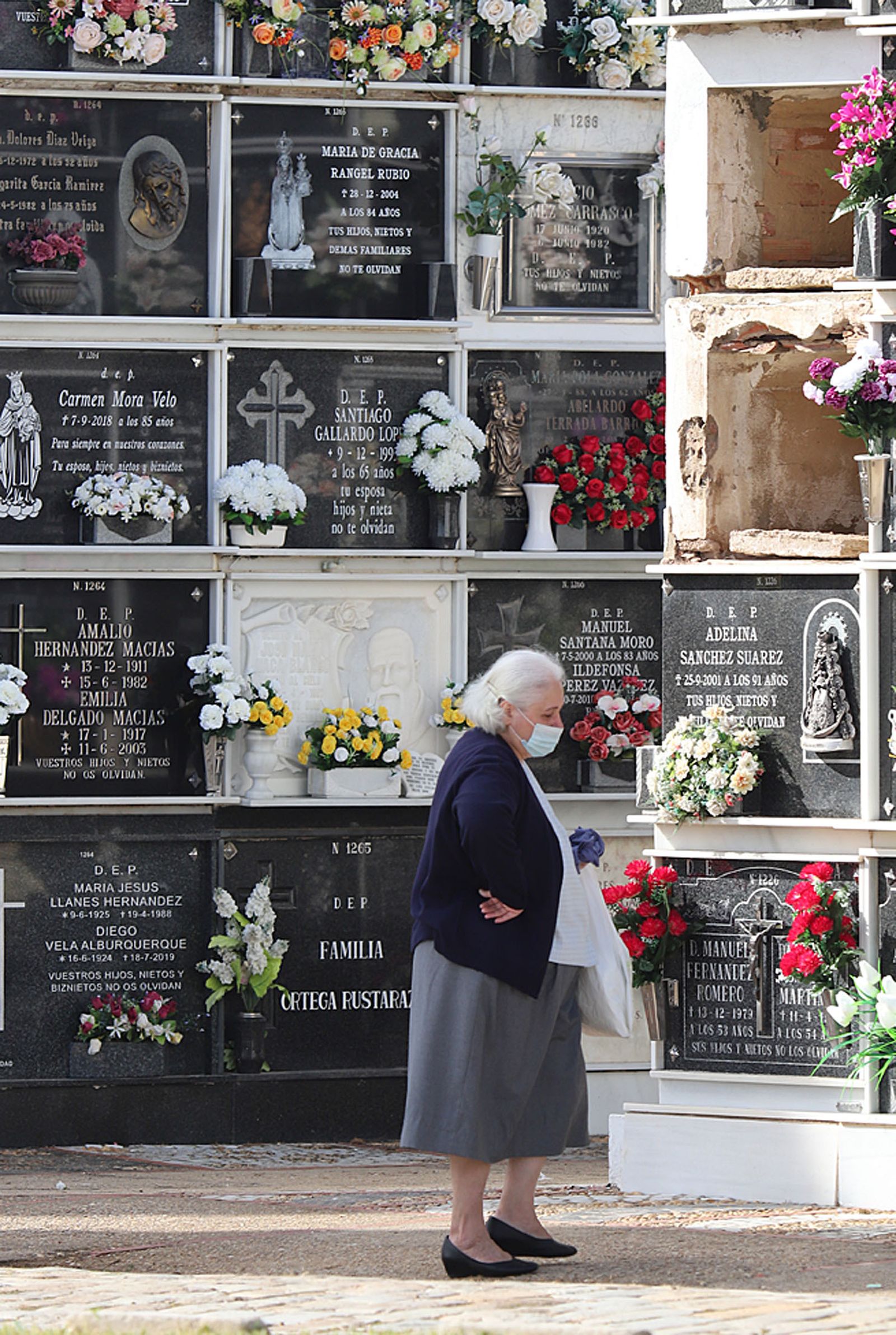Imágenes de los preparativos en el cementerio de Huelva con motivo de la festividad de Todos los Santos