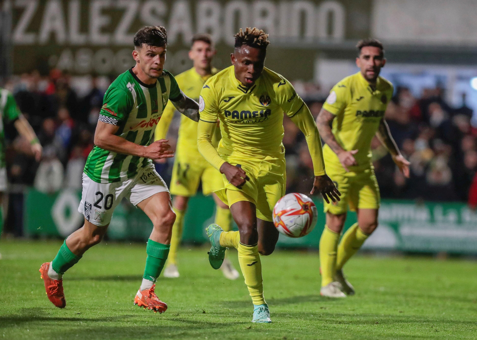 Chukwueze se escapa de Héctor Martínez en un ataque del Villarreal.