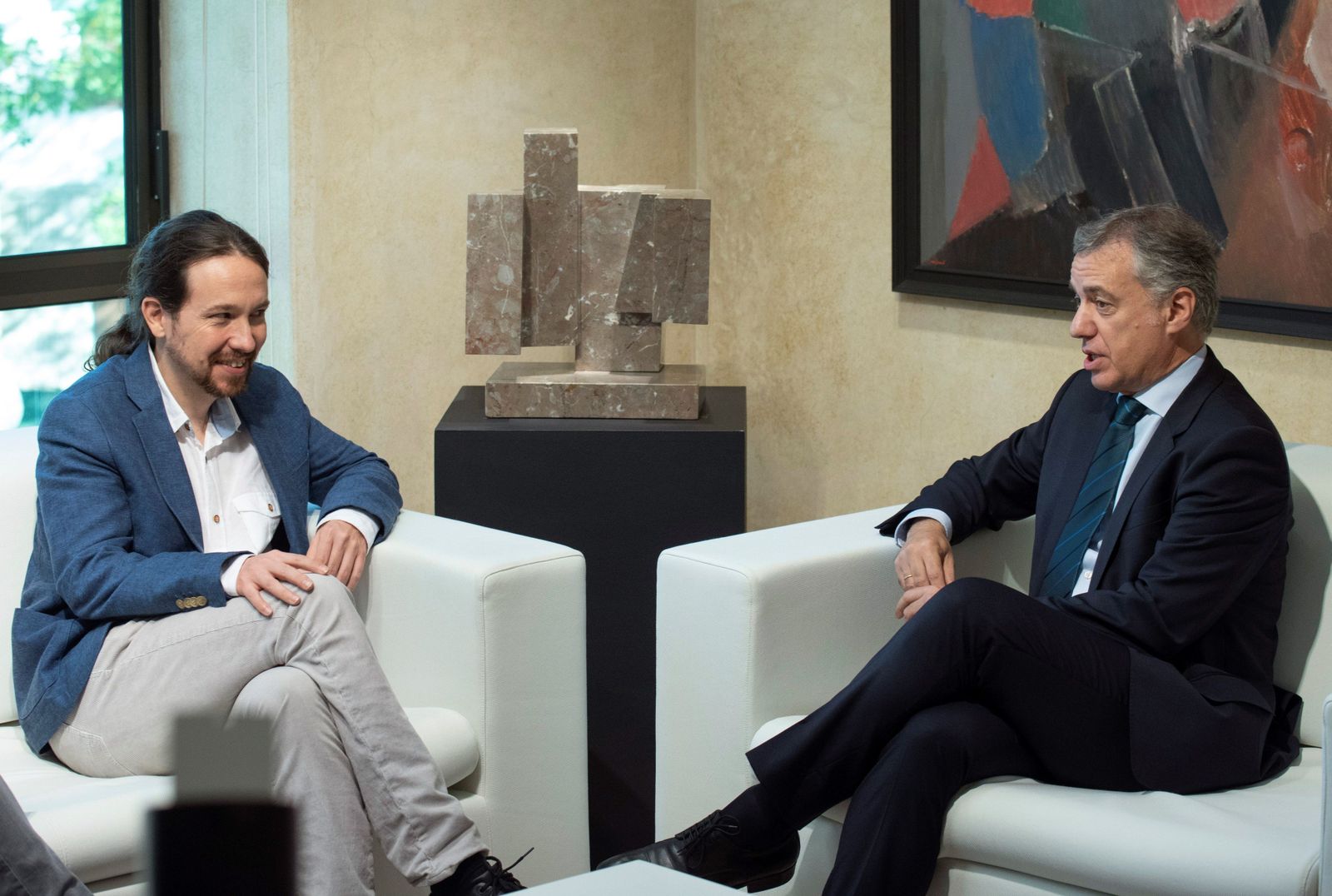 Pablo Iglesias conversa con Íñigo Urkullu durante el encuentro que mantuvieron el lunes en la Presidencia del Gobierno Vasco en Vitoria.
