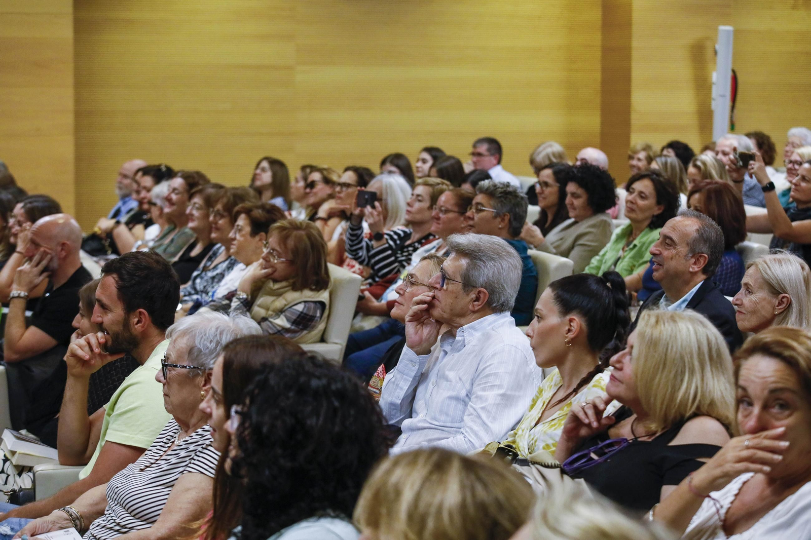 Carmen Mola presenta su libro "El clan" en la Casa de las mariposas de Almería, en imágenes
