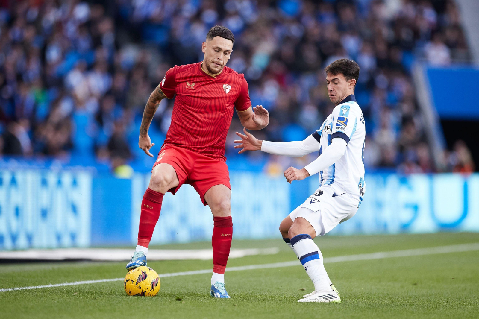 Ocampos es presionado por Zubimendi.