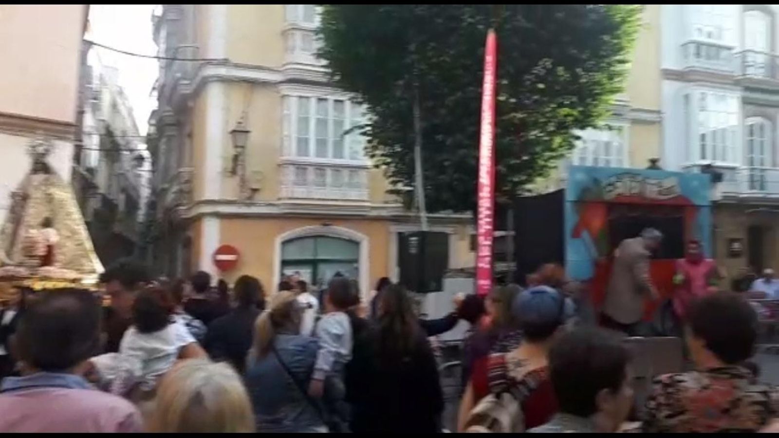 Momento en el que la Virgen de la Merced entra en Candelaria mientras se celebra un espectáculo de títeres