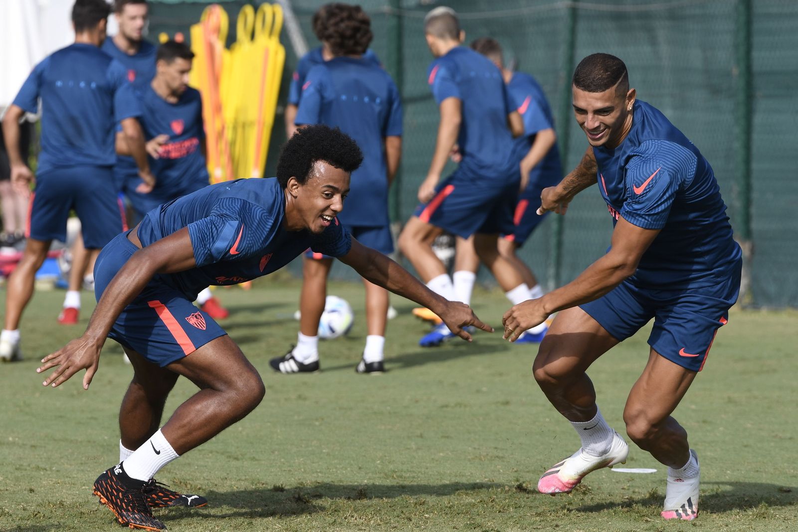 Diego Carlos y Jules Koundé realizan un ejercicio en el entrenamiento del Sevilla