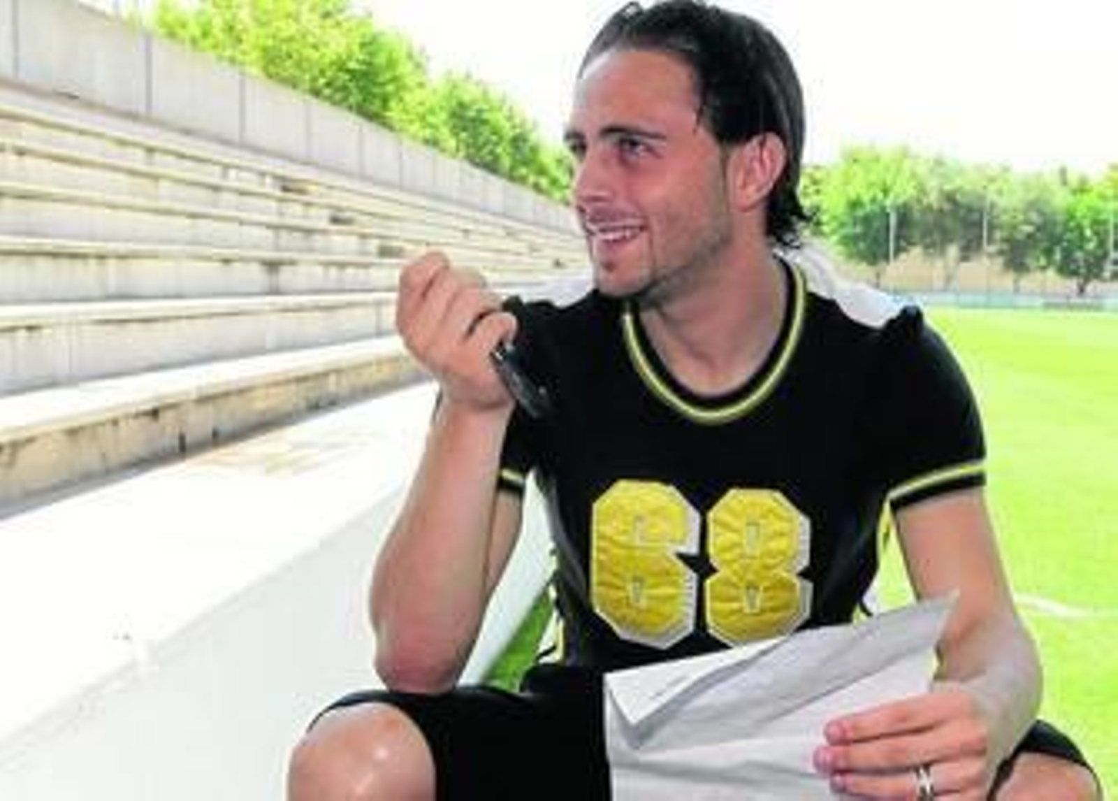 Sergio García dialoga sonriente en la ciudad deportiva de Los Bermejales.
