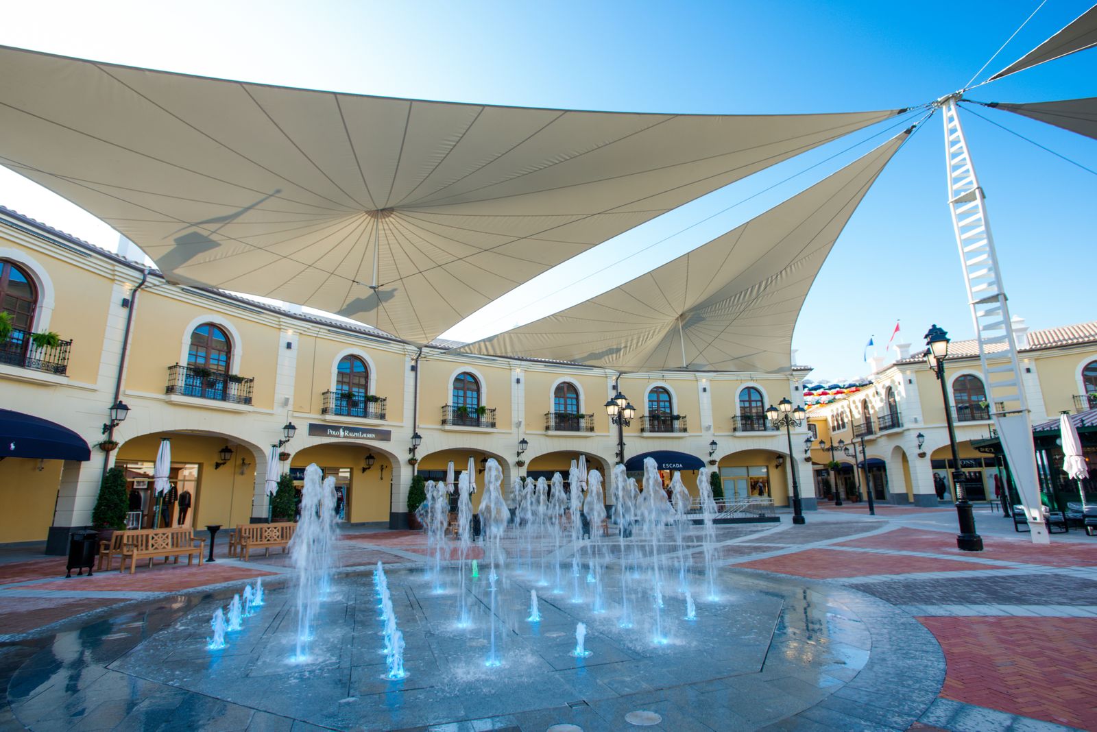 Fotos del 'outlet' del Plaza Mayor en Málaga