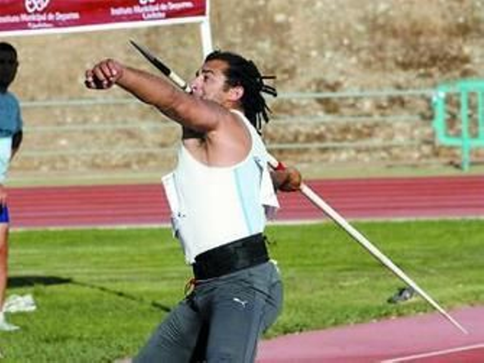 Diego Moisés cruzando la meta, y Hermoso en acción, ayer en Córdoba.