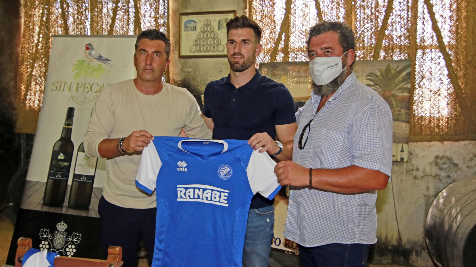 Antonio Oca, entre Edu Villegas y Manuel del Valle, secretario de Covijerez, en la presentación del futbolista.
