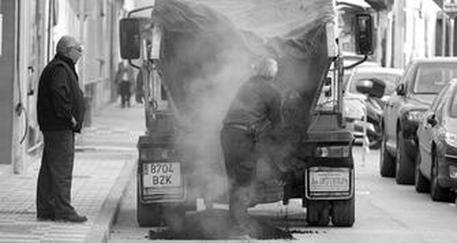 Un operario trabaja en el asfaltado de una calle en Algeciras, en una imagen de archivo.