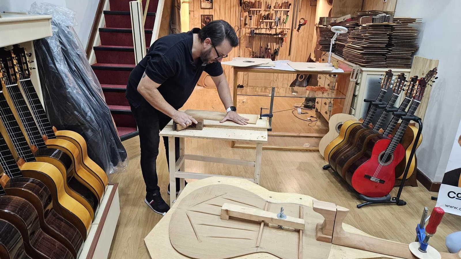 Antonio Bernal en el proceso de creación de una guitarra española