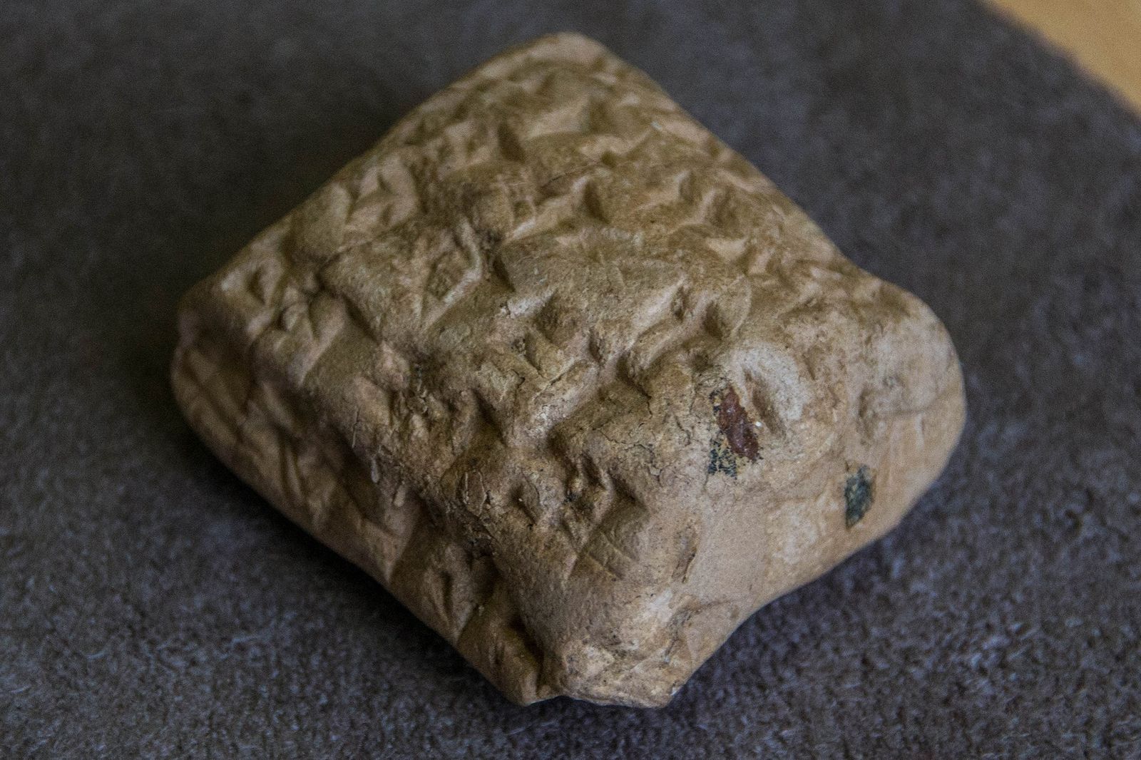 Tablilla sumeria en la biblioteca Manuel Siurot.