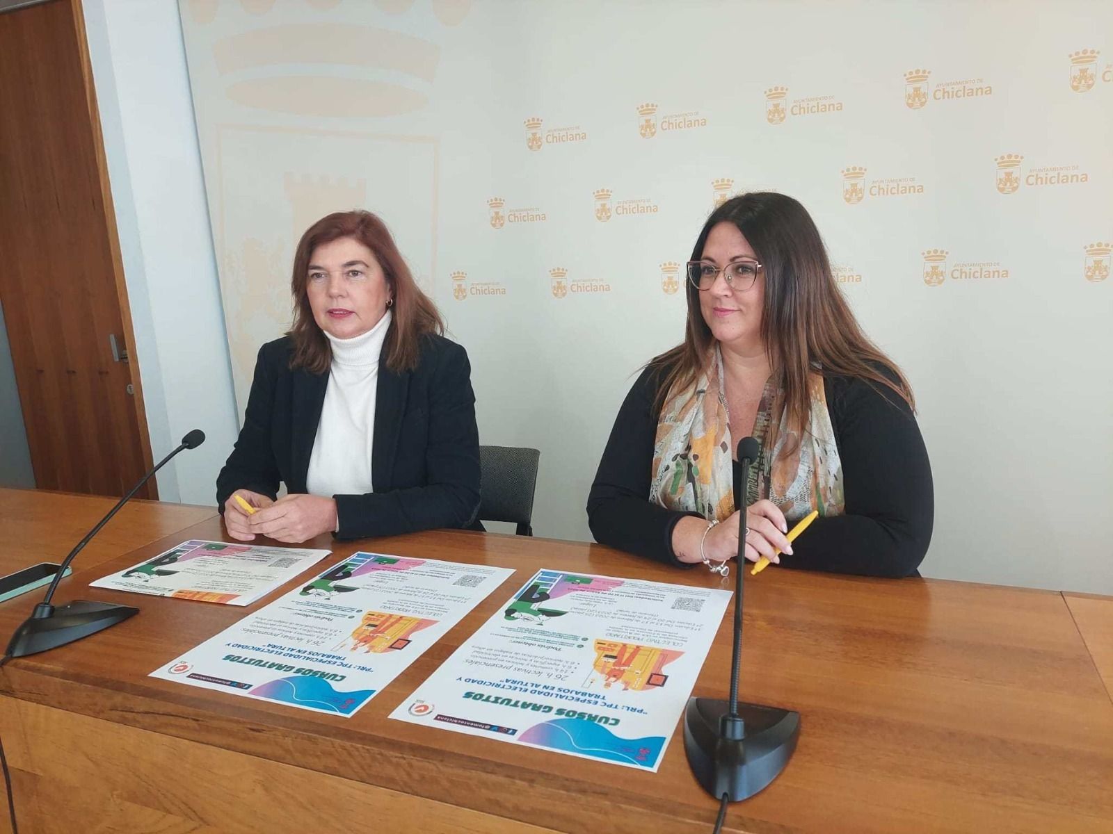 La delegada municipal de Fomento, Pepa Vela, y la directora de la Agencia Laboral Group en Chiclana, María José Fernández.