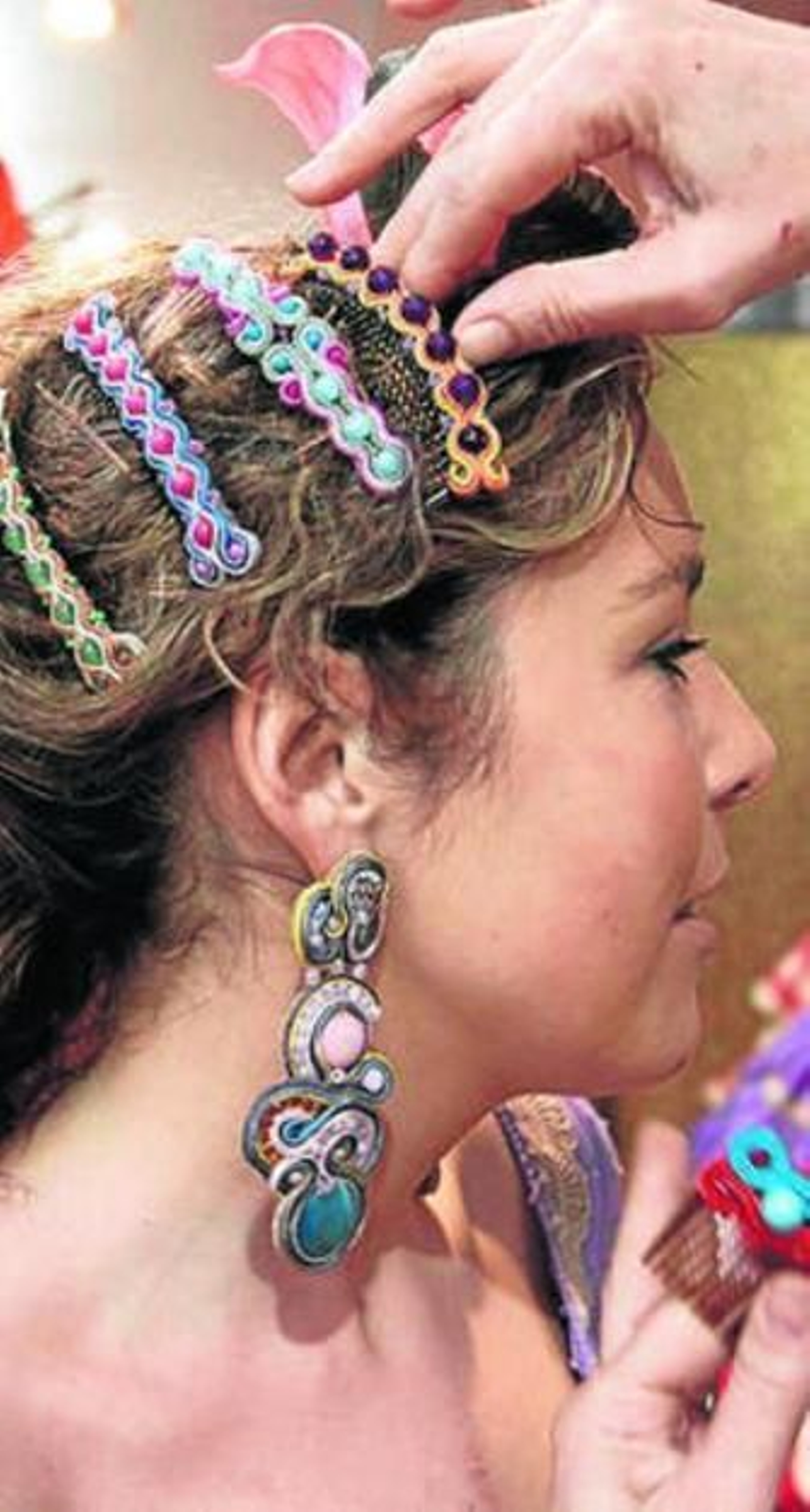 Una sevillana se prueba su traje de flamenca en la tienda de Aurora Gaviño.