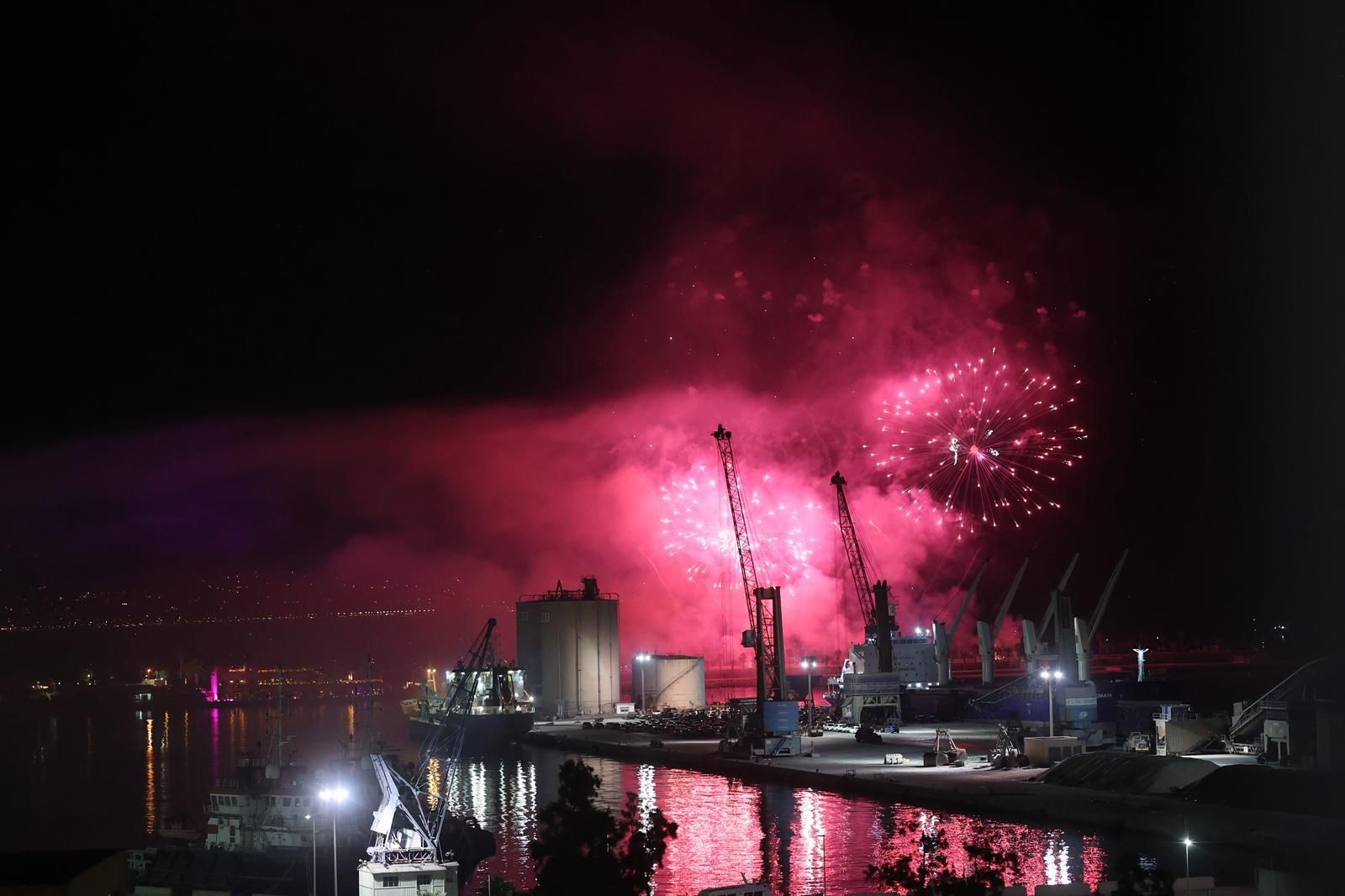 El show de drones y fuegos que da la bienvenida a la Feria de Málaga, en imágenes