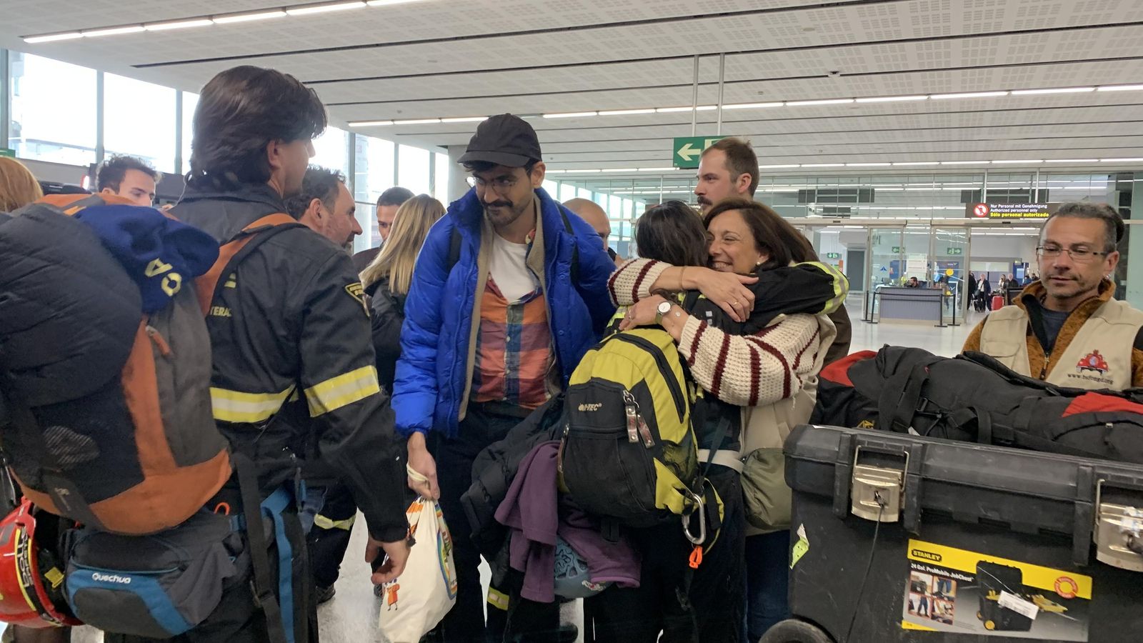 El recibimiento de los bomberos a su llegada a Málaga.