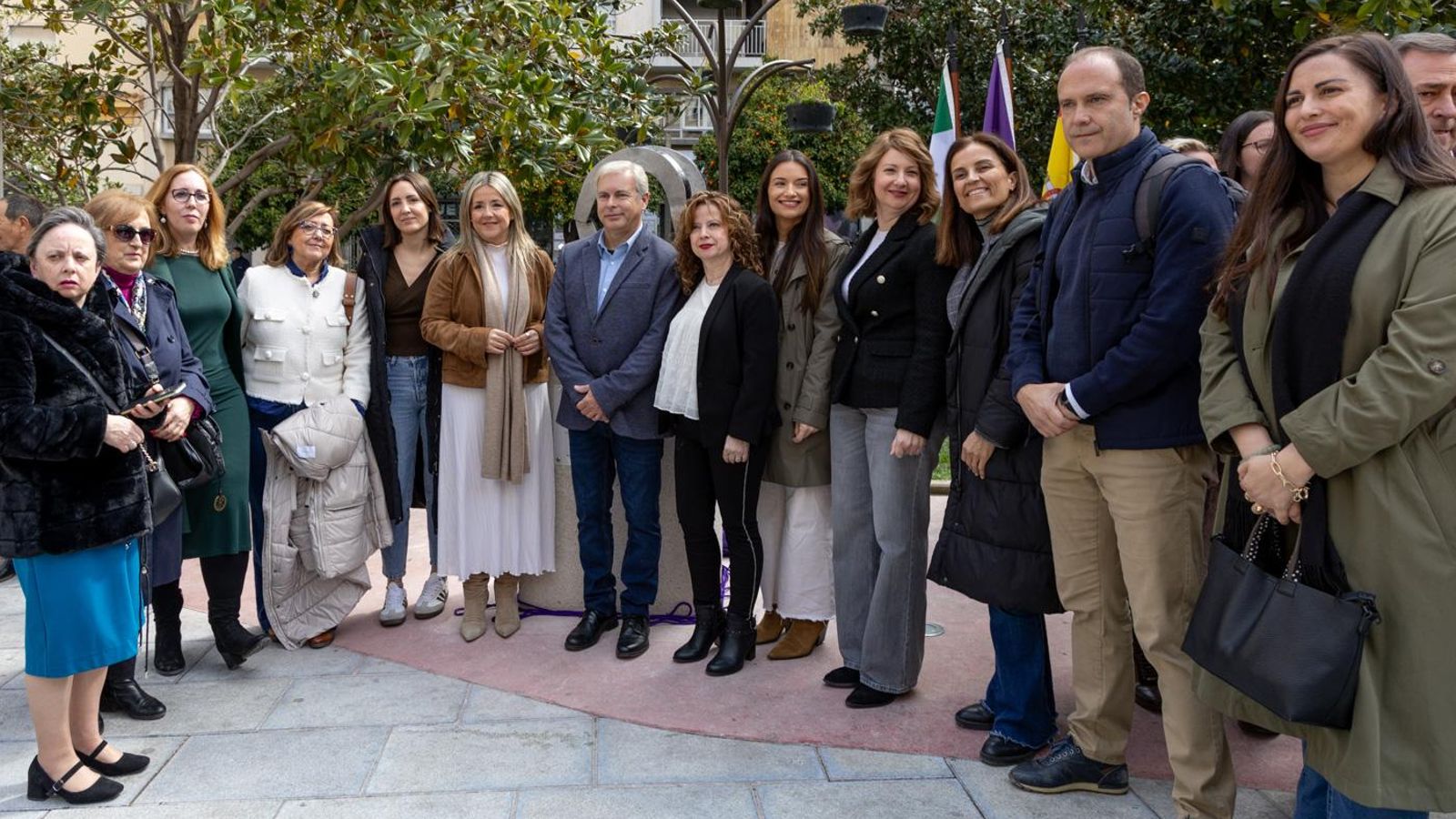 Jaén rinde homenaje a la salud mental con una escultura en la Plaza de la Libertad