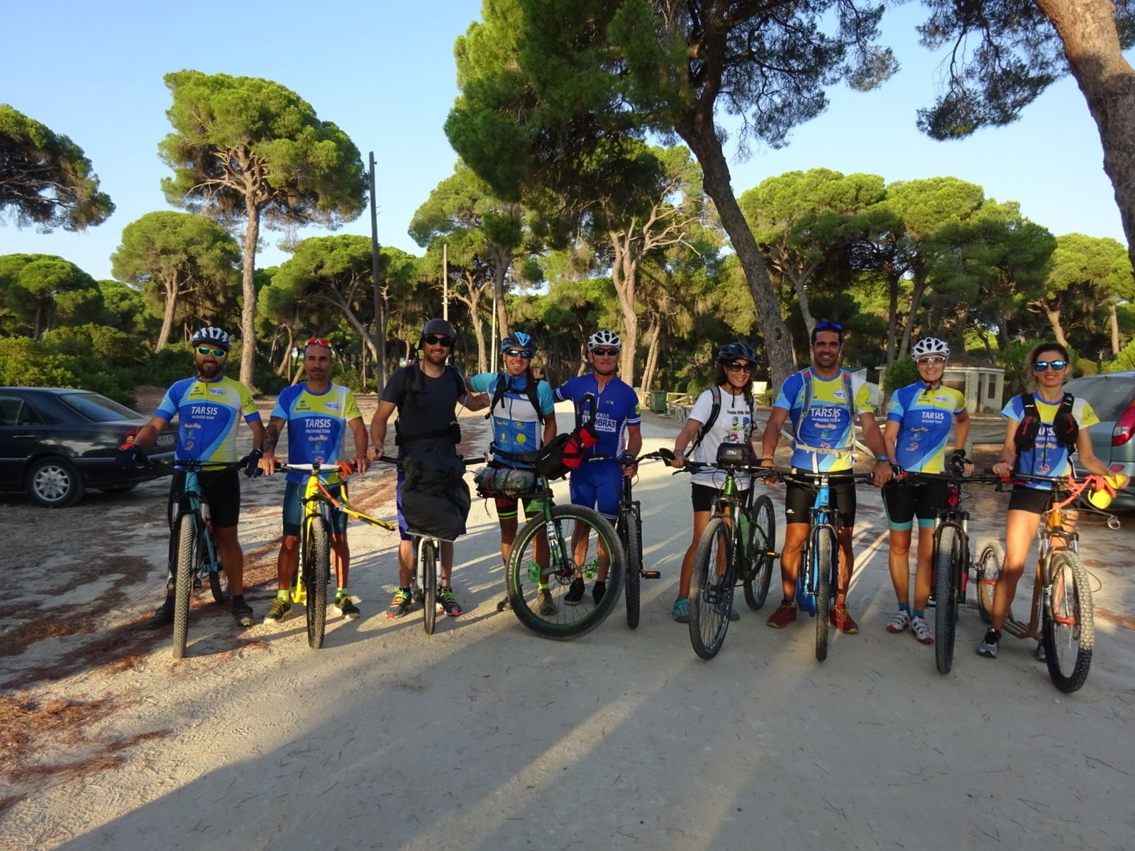 Foto de familia antes de iniciar la ruta, con Castrelo y Del Río arropados por algunos amigos y familiares.