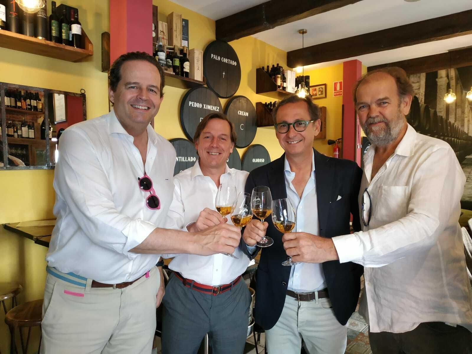 Michi Primo de Rivera, Daniel Maldonado, Benito Pérez-Barbadillo, y Juan Pemán, en la Taberna del Palo Cortado.
