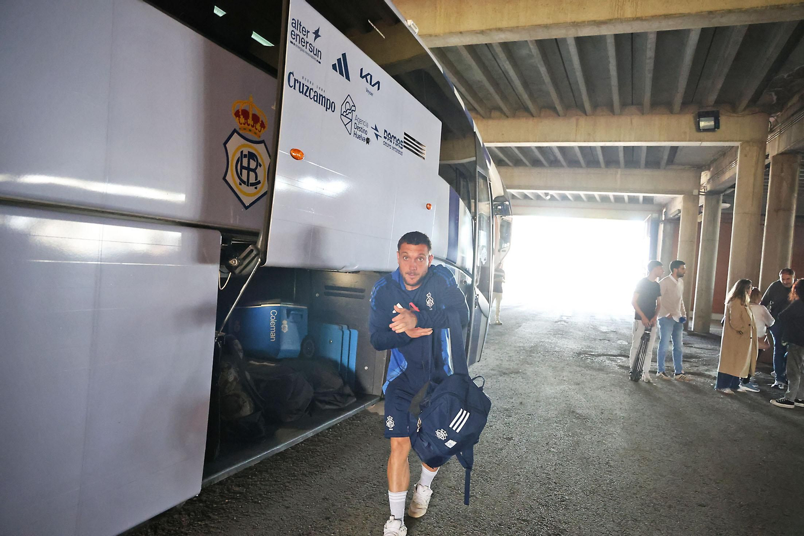 Imágenes de la salida del autobus del Recreativo de Huelva hacia Alcoy