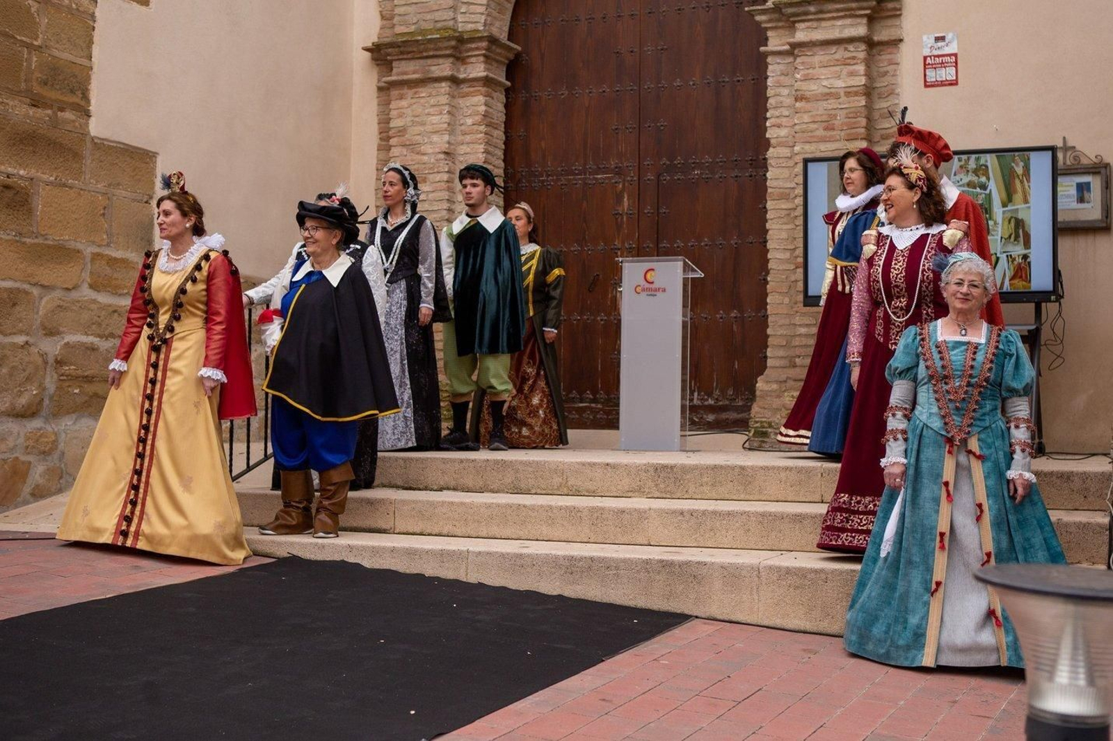 Desfile de los trajes renacentistas confeccionados por mujeres de Cazalilla.