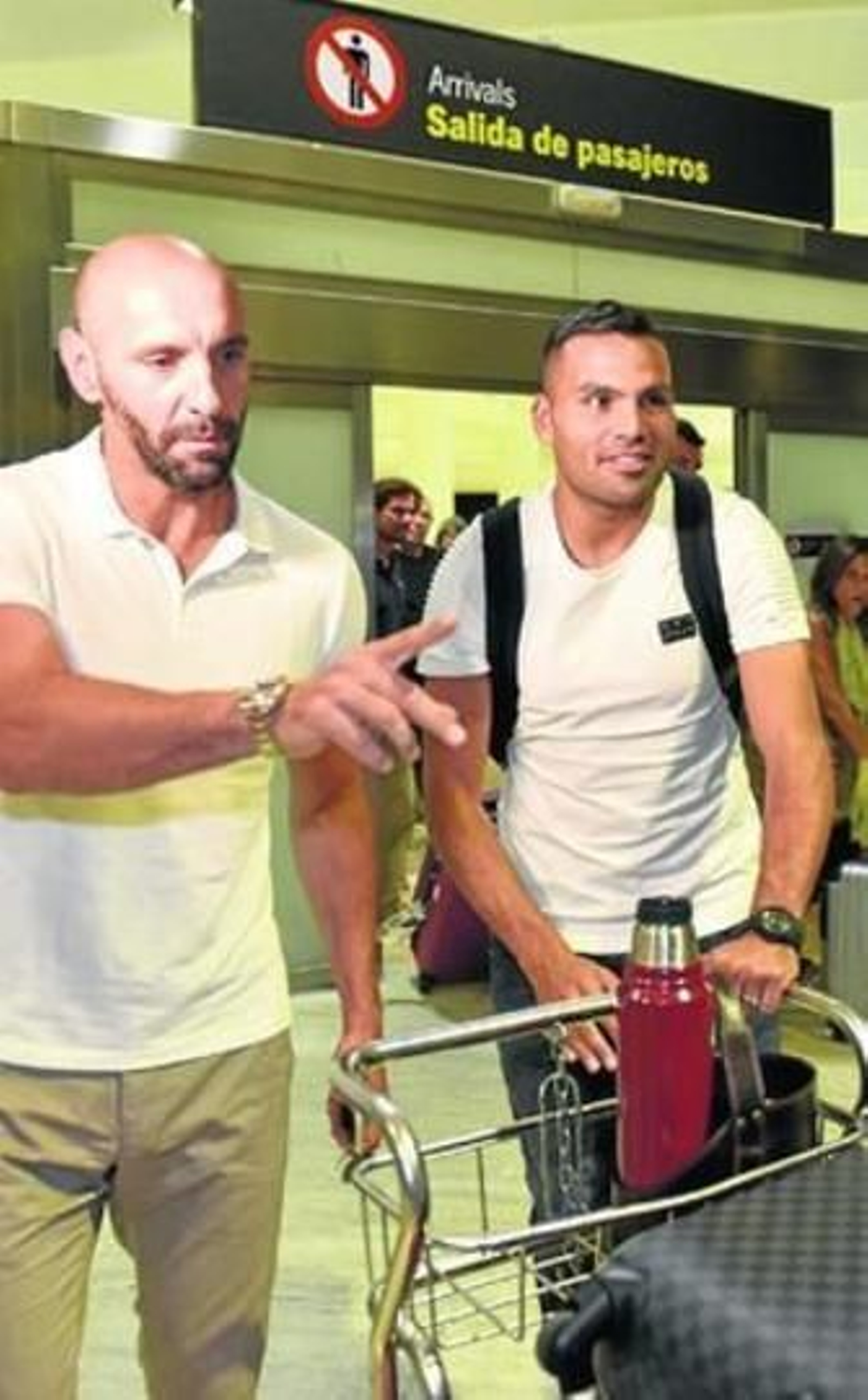Monchi le indica el camino a Mercado a su llegada al aeropuerto de San Pablo.