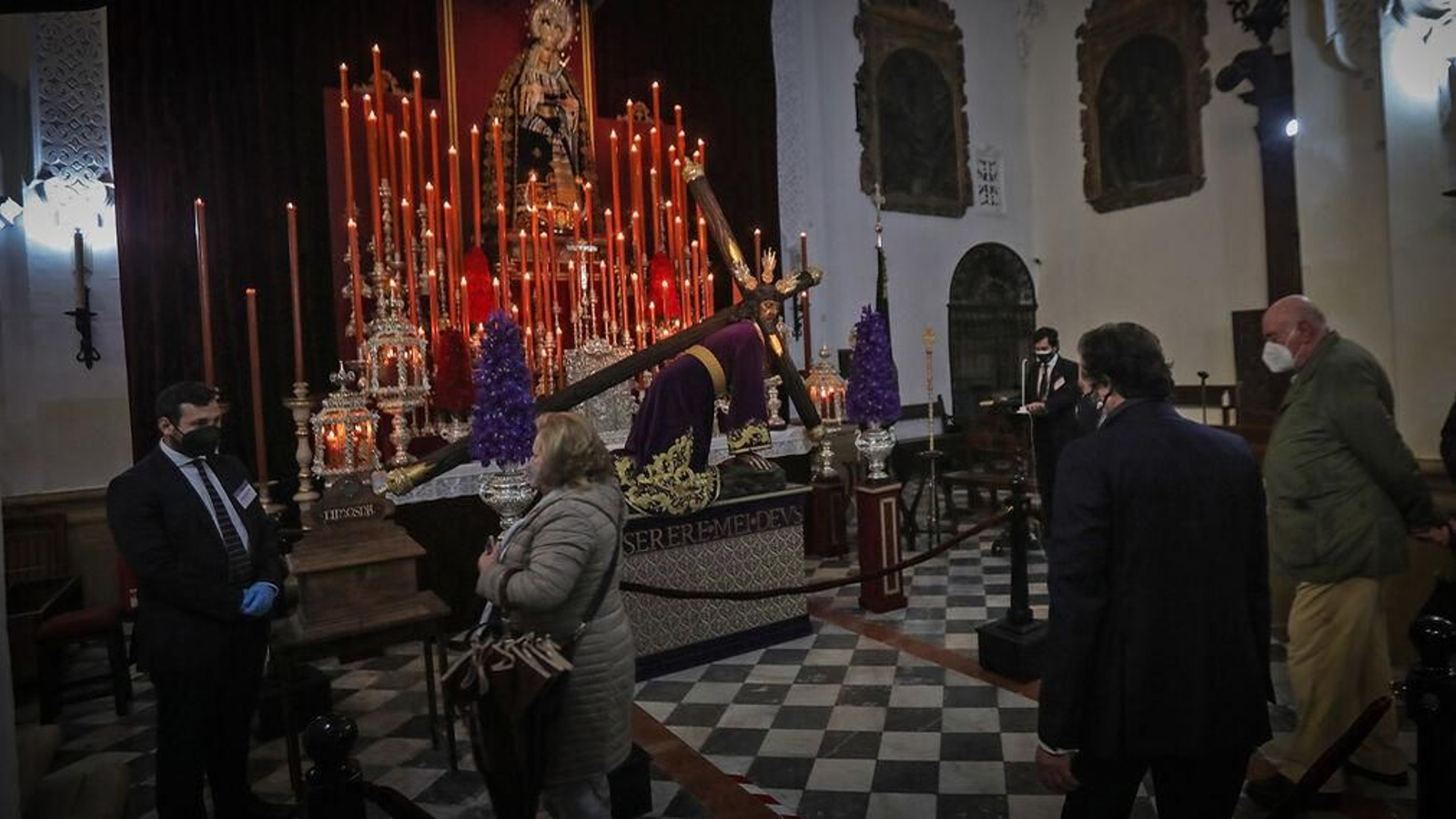 Mañana de devociones a pesar de la lluvia