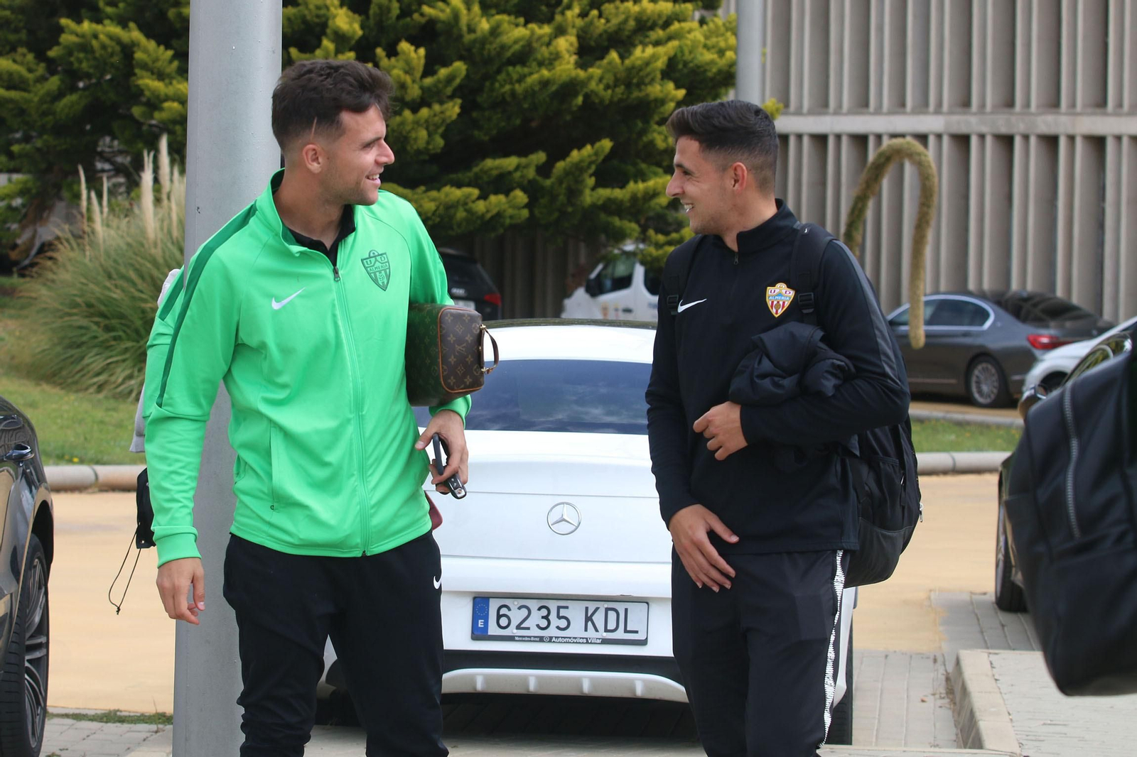 Fotogalería de la salida del Almería y el Almería Genuine hacia sus respectivos partidos.