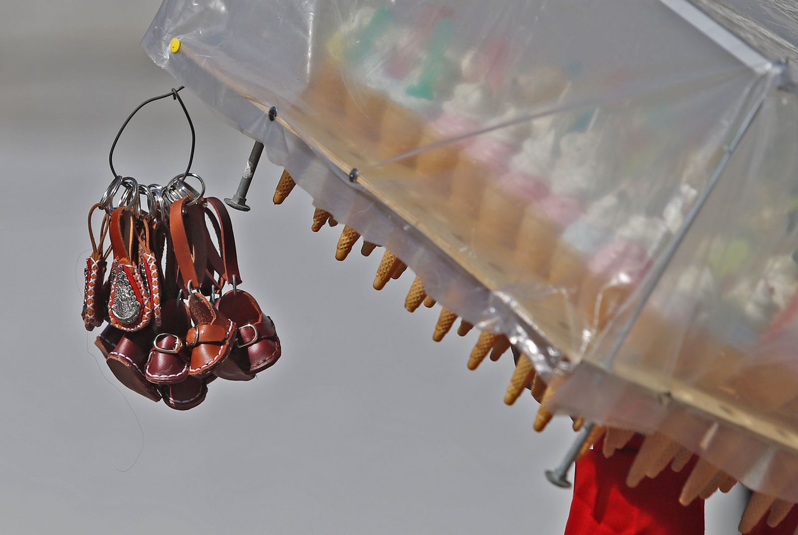 El Resucitado procesiona por el barrio de la Hispanidad de Huelva