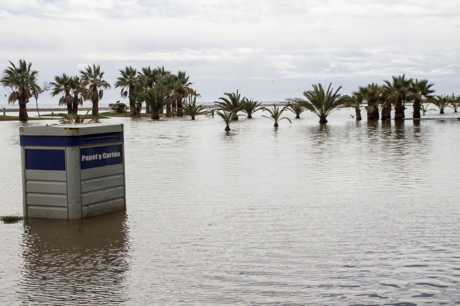 Las intensas lluvias y el viento azotaron la Costa granadina.