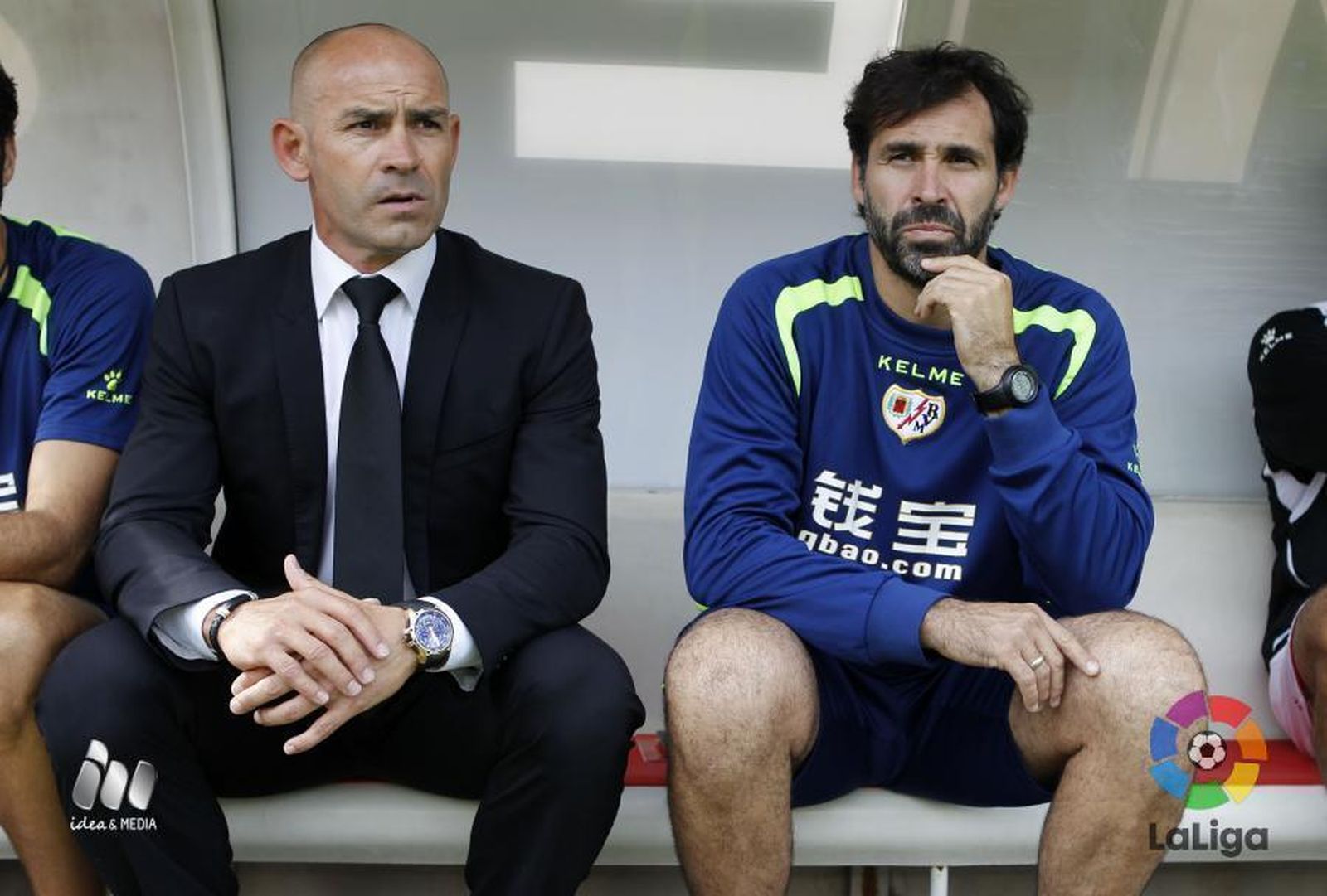 Paco Jémez y Jesús Muñoz sentados en el banquillo cuando formaban parte del cuerpo técnico del Rayo Vallecano.