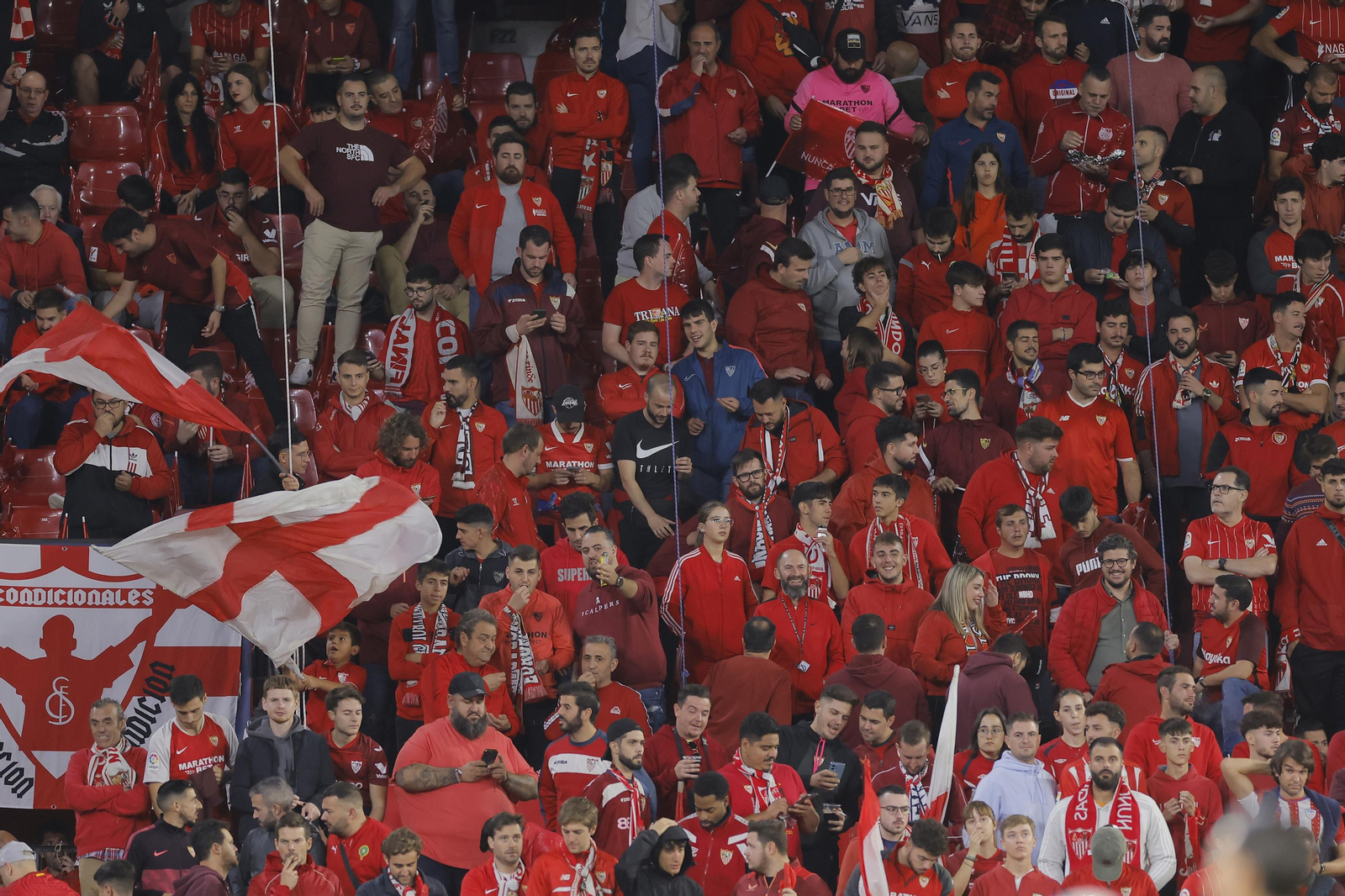 Búscate en las fotos del Sevilla-Arsenal