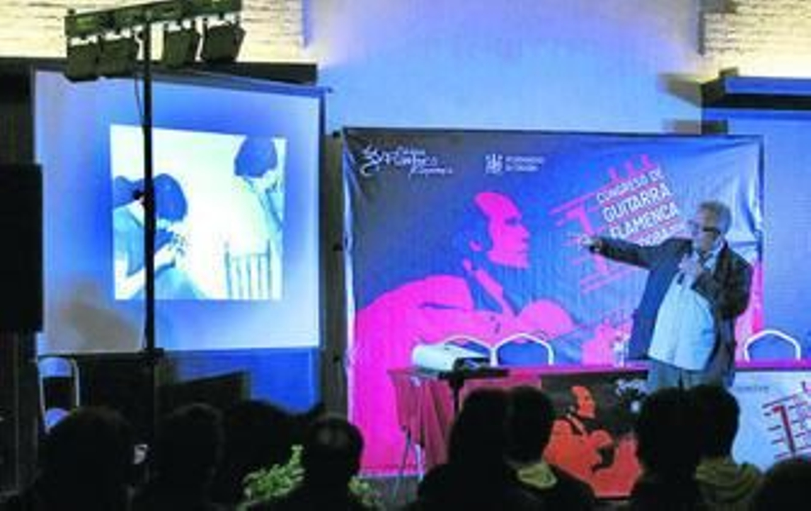 Téllez muestra las fotografías de Paco de Lucía.