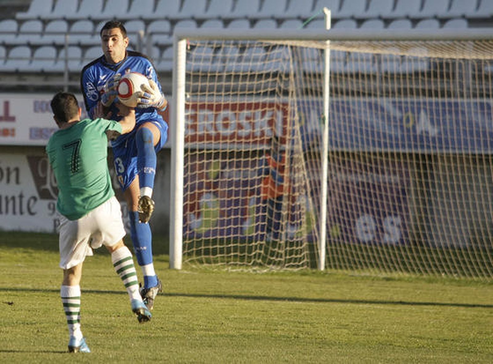El Algeciras, que sólo logró empatar ante el Puerto Real en un ambiente enrarecido, continúa cuarto en la clasificación./Fotos:Erasmo Fenoy 

Foto: Erasmo Fenoy