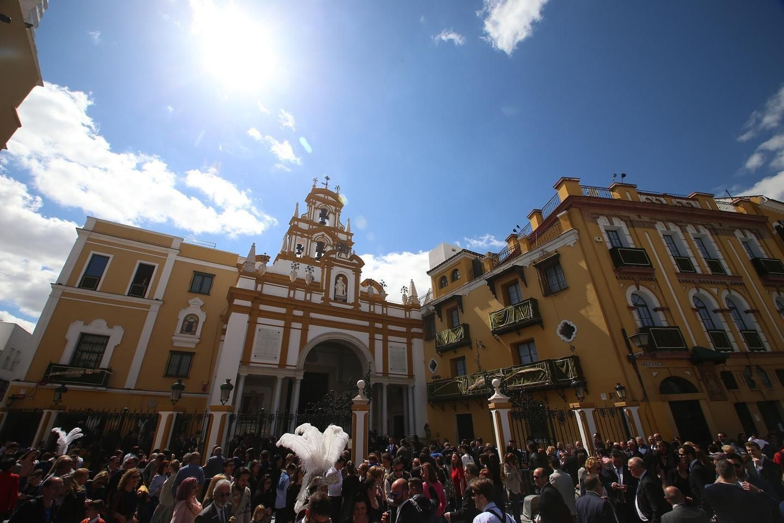 Visita a la basílica de la Macarena en el mañana del Jueves Santo.