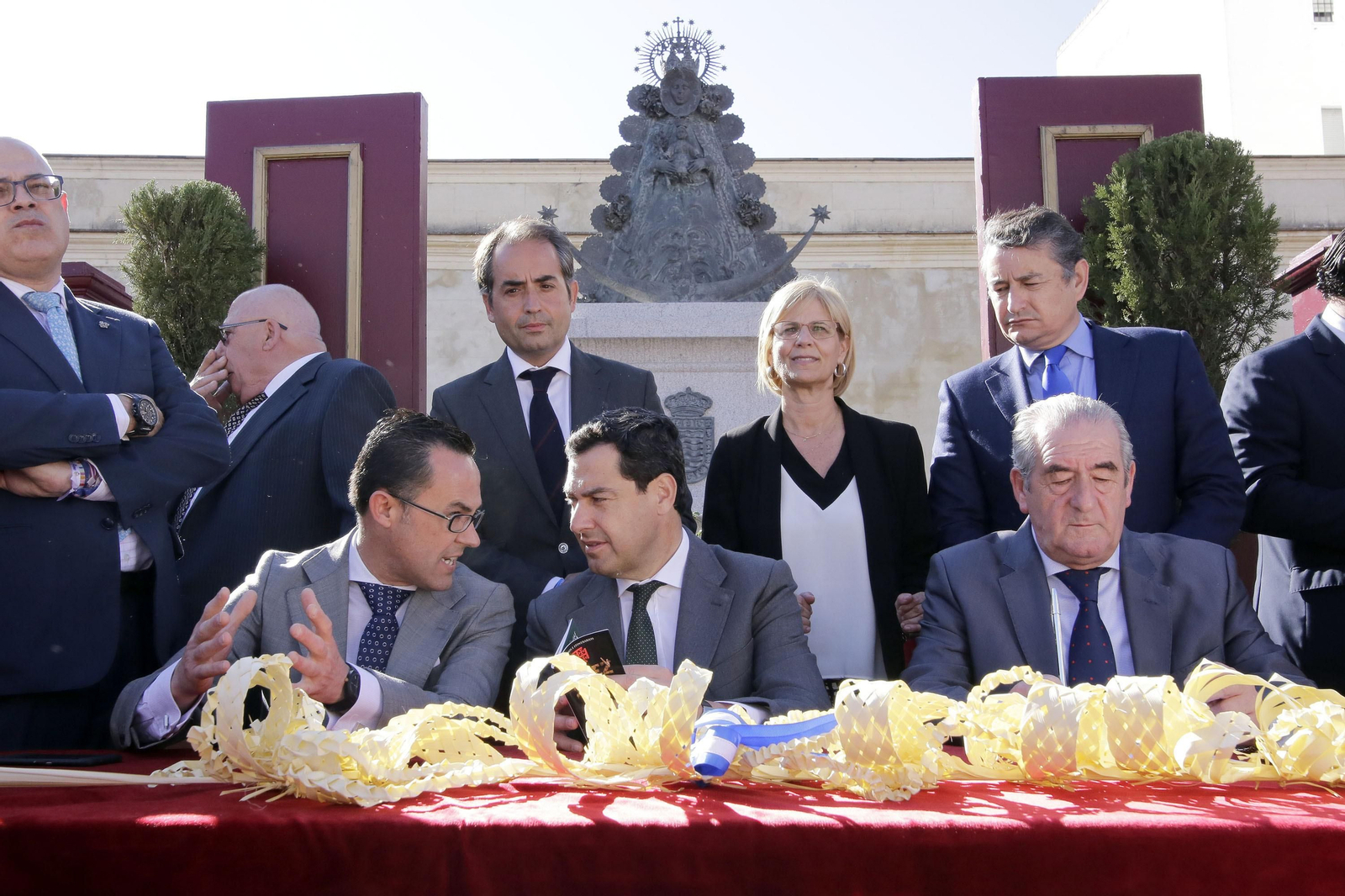 Juanma Moreno, en el palquillo de la Unión de Hermandades, espera la llegada de La Sed.