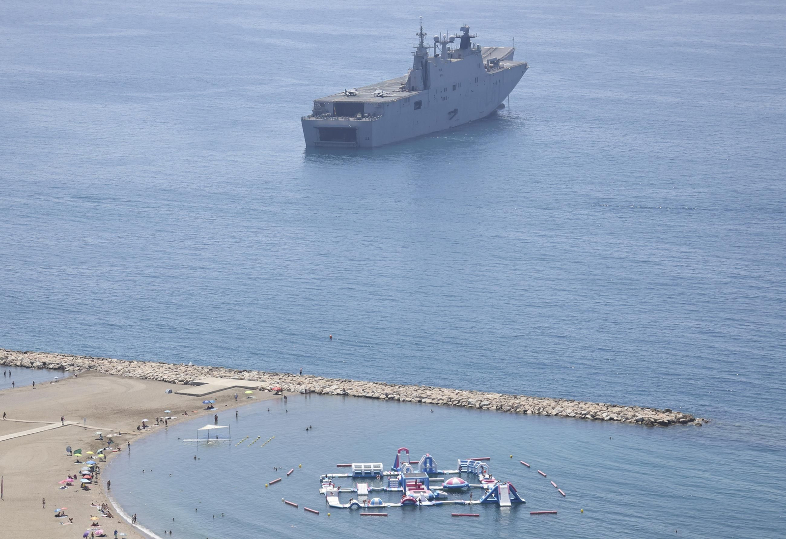 Los buques de la Armada 'Juan Carlos I' y 'Galicia' ya están en Málaga para el desembarco, en fotos
