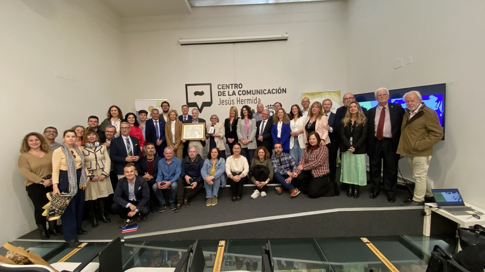Todos los asistentes al acto en el Centro de la Comunicación Jesús Hermida.